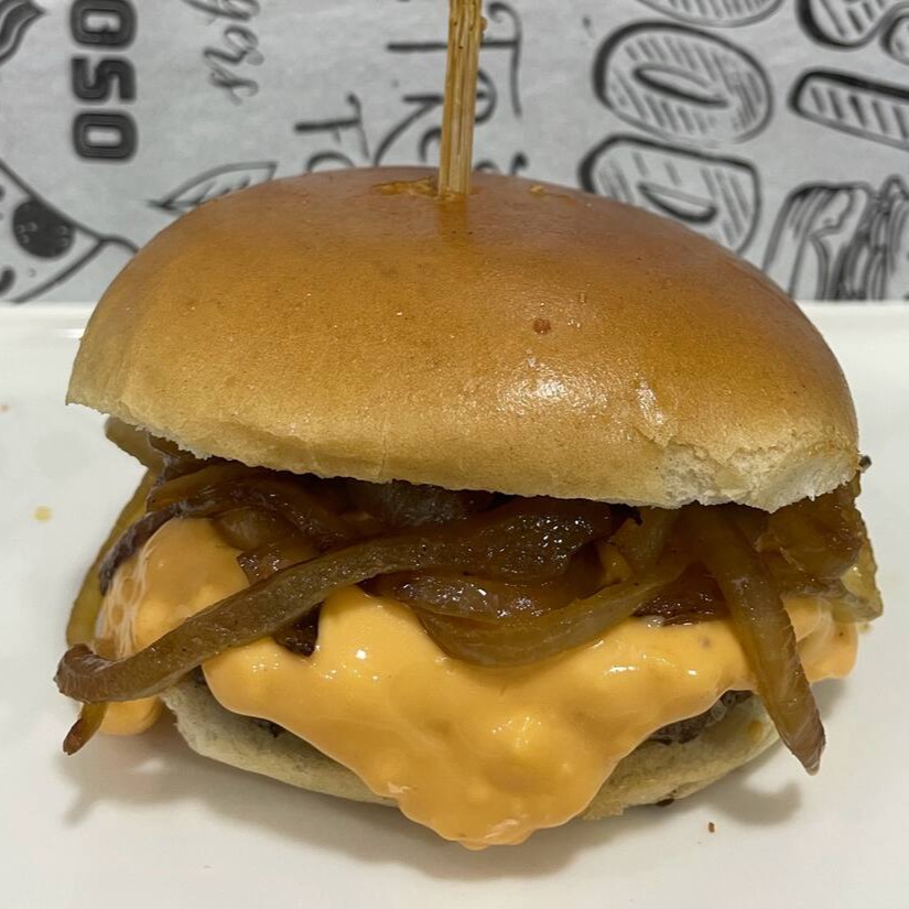 Pao de brioche, blend 140g, cheddar e cebola caramelizada.