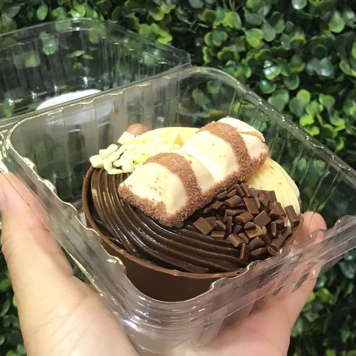 Cestinha de chocolate, recheada com brigadeiro branco e Brigadeiro Preto, e Kinder Bueno.