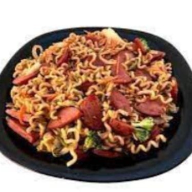 Macarrão, legumes e linguiça calabresa.