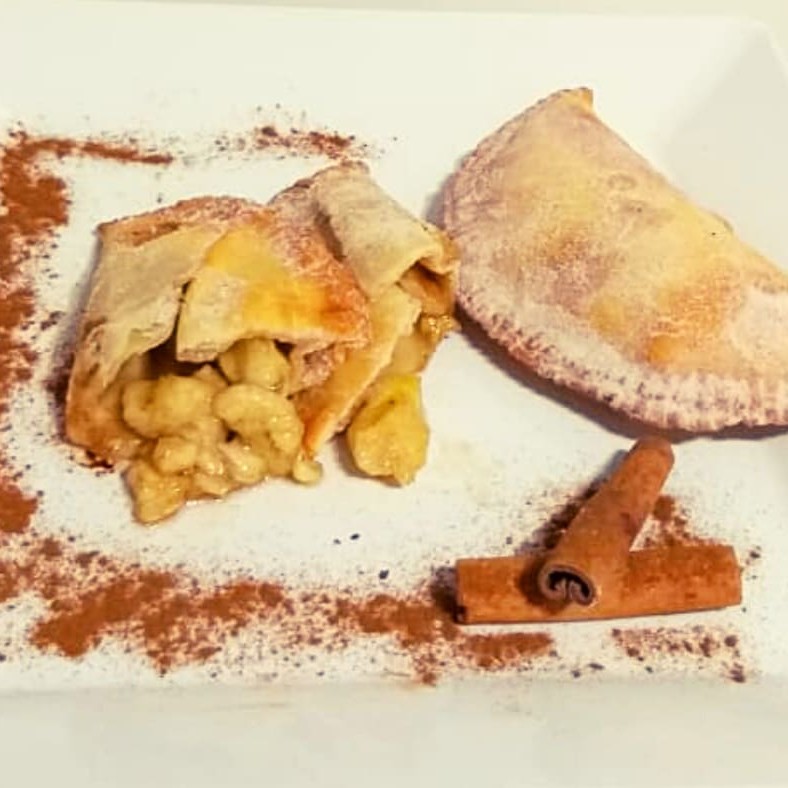 Pastel de massa artesanal de 15 cm, recheado e molho caseiro com temperos naturais.