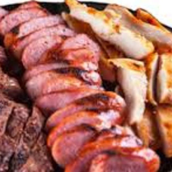 A 'Quentinha Grande: Churrasquinho Misto' da categoria 'Quentinhas do Dia' é uma imagem meramente ilustrativa de um prato saboroso e bem servido. O nosso churrasquinho misto é acompanhado pelo arroz soltinho, fritas crocantes, feijão temperado, farofa deliciosa e um molho especial para dar um toque final. Uma combinação perfeita para quem aprecia a autêntica comida caseira brasileira. Uma quentinha grande para satisfazer o seu apetite e agradar o seu paladar!