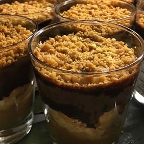 Chocolate meio amargo, farofa de biscoito  e doce de leite