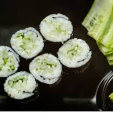 Makimono com recheio de pepino

Cinco peças de puro frescor e simplicidade. O Kapamaki é um clássico da cozinha japonesa, feito apenas com pepino crocante envolto em arroz temperado e alga nori. A crocância do pepino proporciona uma textura refrescante a cada mordida, ideal para quem prefere sabores leves, limpos e naturais. Uma escolha perfeita para acompanhar outras peças mais intensas, ou para saborear sozinha como uma pausa refrescante entre sabores marcantes.