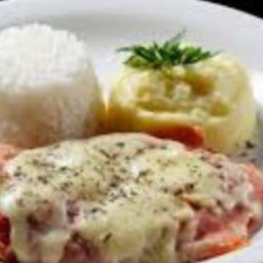 Perfeito filé de frango à parmegiana acompanhado de arroz e purê.
