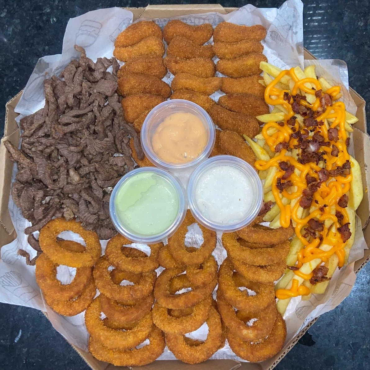 Farta porção de petiscos na caixa de pizza para você reunir seus amigos e familiares sem precisar ir para cozinha! Aprox: 1.500kg