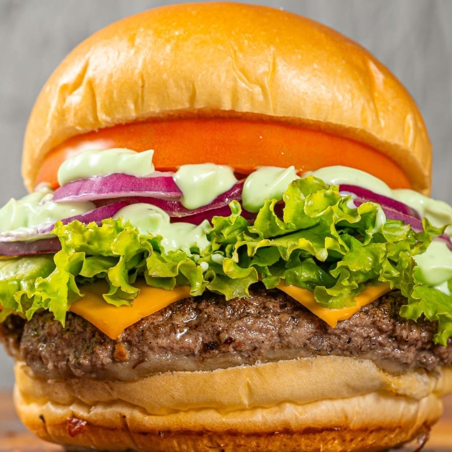 Pão brioche, blend 170g, duplo queijo derretido, bacon fatiado, cebola roxa alface e tomate. (Escolha seu molho).