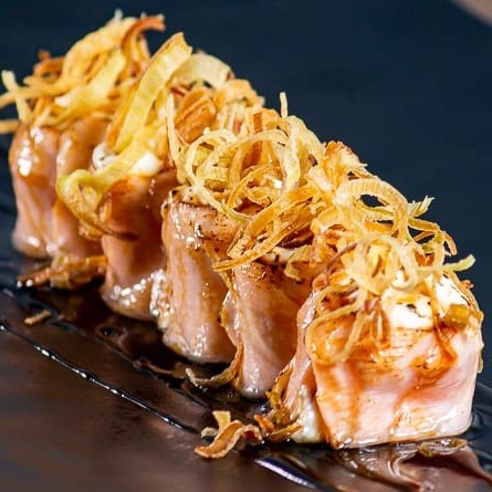 Enrolado de Salmão e cream cheese maçaricado finalizado alho poró.