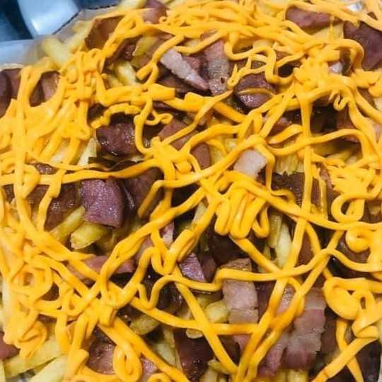 1 kg de batata, Creme de Cheddar, Calabresa e Farofa de Bacon