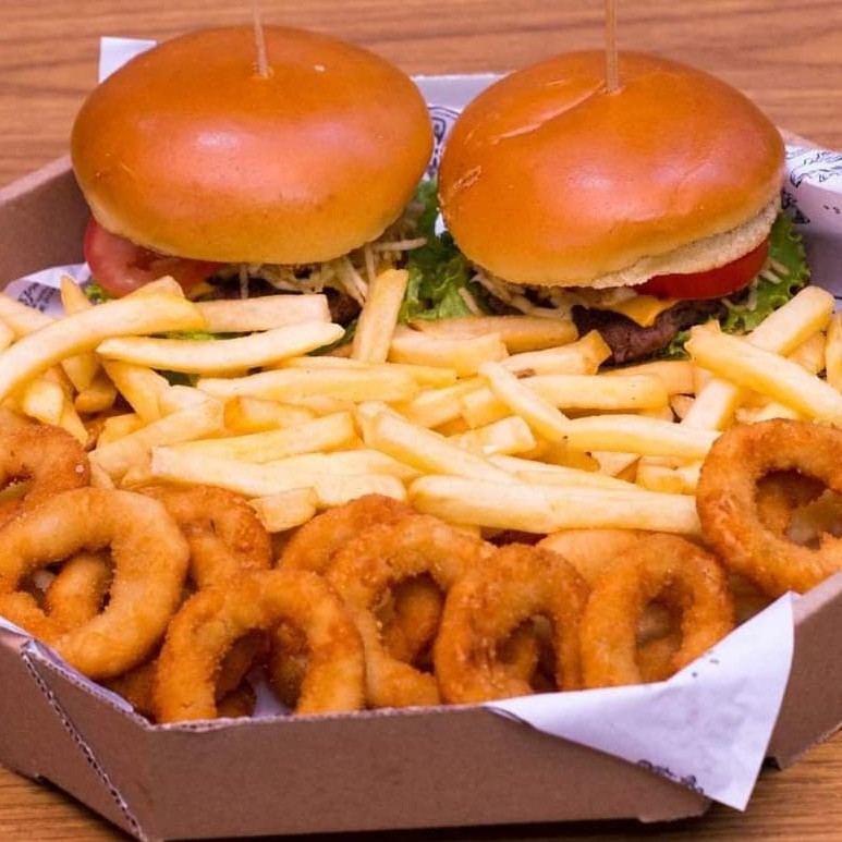 Batata frita anéis de cebola 2 Londres ( carne ovo bacon molho especial e alface) molhos a parte