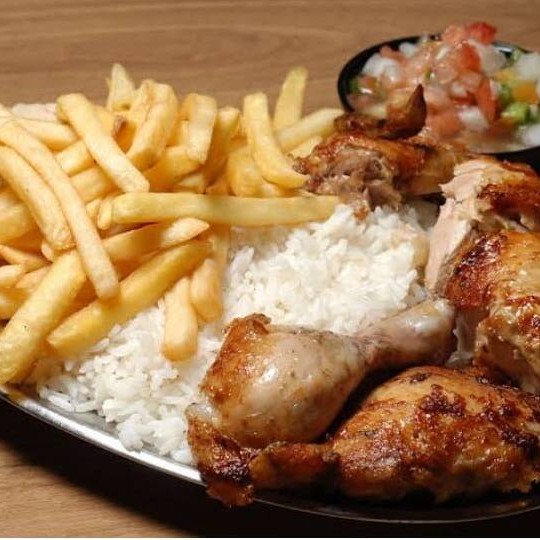 Delicie-se com o nosso suculento Drumet Frito acompanhado por um delicioso arroz, feijão cremoso e macarrão al dente. Para dar aquele toque especial, acrescentamos uma crocante farofa e um toque de frescor com alface e tomate. Nossa combinação única de sabores e texturas é garantia de uma refeição completa e saborosa que vai conquistar o seu paladar. Experimente agora!