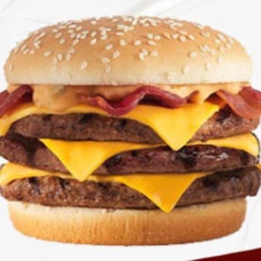 Alface, maionese, tomate, 3 Hamburgueres, 3 fatias de queijo, calabresa, bacon, molho especial. (Imagem meramente ilustrativa)