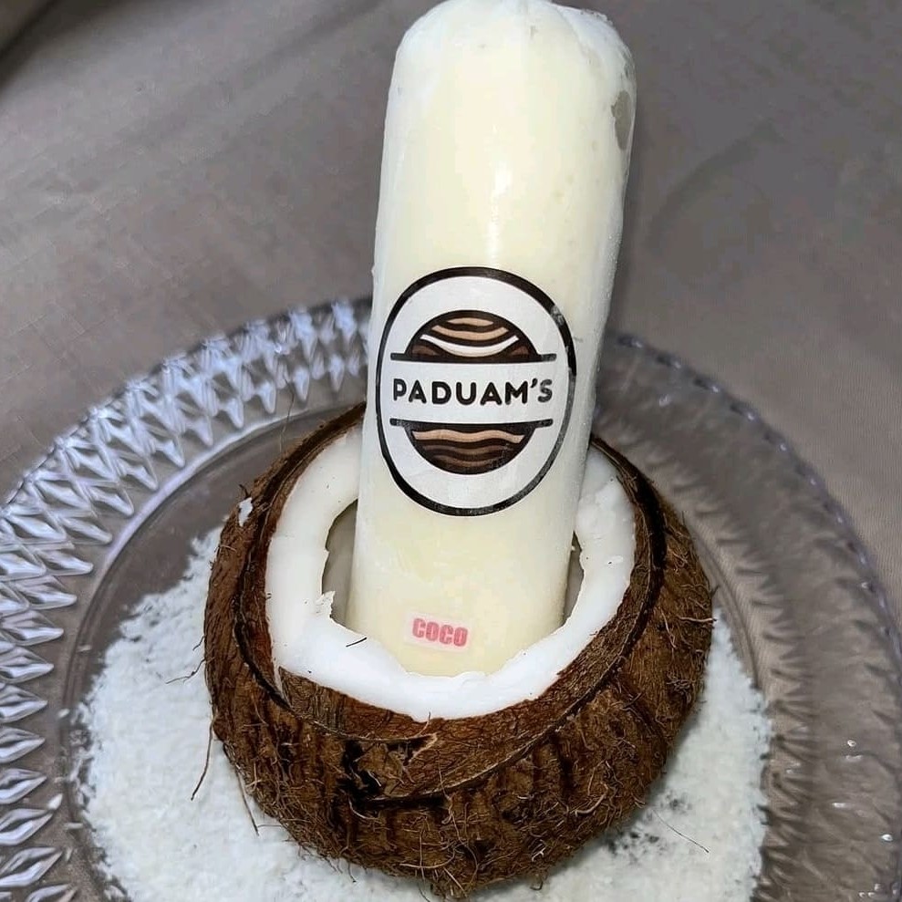 Uma verdadeira delícia tropical! Este sacolé é fabricado de forma artesanal, com ingredientes de alta qualidade, para garantir o sabor autêntico e inconfundível. A essência de coco, harmoniosamente equilinrada, é a estrela deste sacolé, proporcionando uma experiência gastronômica refrescante e inesquecível. Saboreie e se apaixone pelo nosso Sacolé Gourmet de Coco!