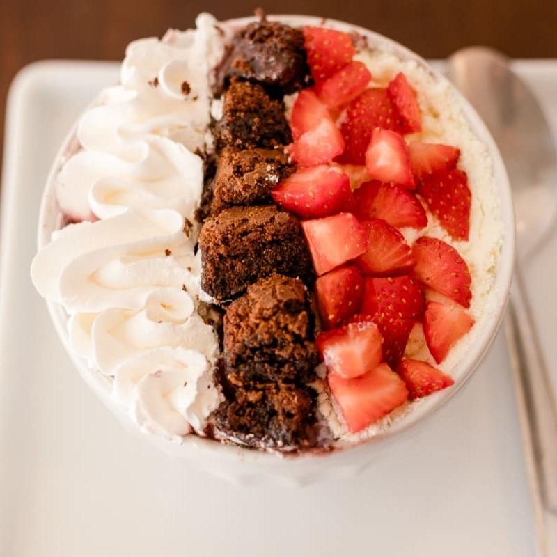 Nossa incrível combinação de Brownie, chantilly, leite em pó, morango e açaí, acompanhado de muito leite condensado. Enviado em embalagem térmica de isopor.