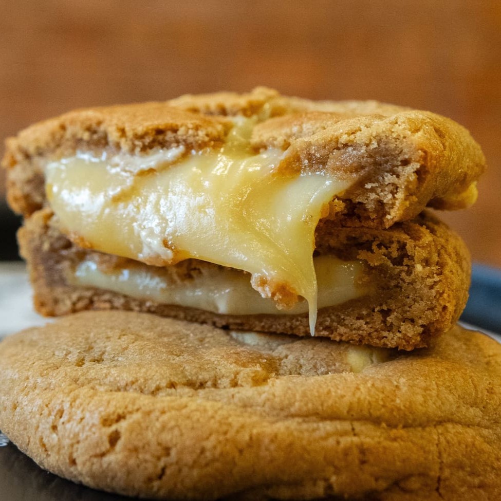 Cookie feito com nossa massa estilo New york com muitas gotas de chocolate branco e recheada com brigadeiro artesanal de limão!