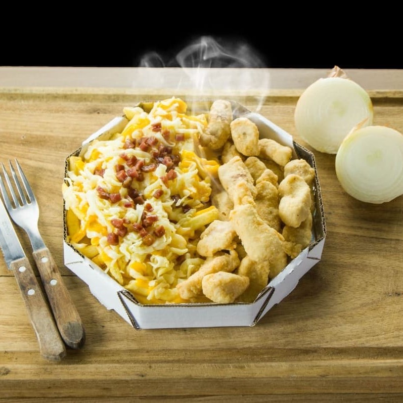 Gurjão de peixe empanado e crocante, com tempero especial, servido com nossa irresistível batata mania coberta com cheddar, mussarela e bacon. Uma porção generosa e deliciosa para compartilhar!