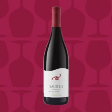 O Vinho Familia Schroeder Saurus Pinot Noir é um rótulo que surpreende! Esse Pinot Noir da Patagônia apresenta coloração rubi, aromas de flores e de frutas vermelhas, como groselha, framboesa e morangos, com notas de baunilha e cacau. Um Vinho Tinto com taninos macios e agradáveis, corpo médio e acidez moderada