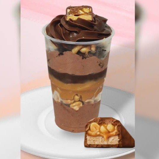 Para os amantes de doce, essa  é a pedida certa Ele é servido no copo de 300ml e suas camadas compõem: Mousse de chocolate, o melhor Brownie do brasil, Amendoim, Brigadeiro de Caramelo e um Brigadeiro de Cacau 50%. ___Esse produto é servido gelado.___           ______Tags______________ Bolo, Brownie, copo da felicidade, bolo no pote, coca cola, chocolate, cookie, Nutella, Ninho, ferreiro rocher, Brownie no pote, morango, chocolate, brigadeiro, bolo vulcão, torta cookie, doces, chocolate, confeitaria, engenhoca , fonseca, Niterói Entrega grátis, taxa grátis, cupom de desconto, banoffe, Bombom de uva, Kinder bueno, red velvet, maracujá, Snickers.