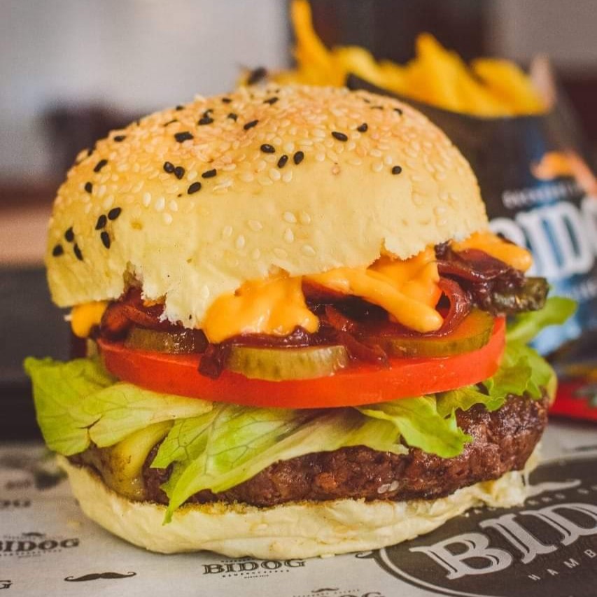 Blend da casa de 200g, queijo meio cura, cebola agridoce, picles, alface americana, tomates selecionados e molho secreto bidog.