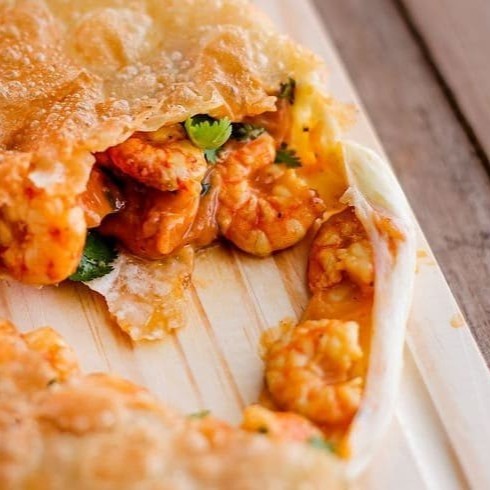 Pastel de aproximadamente 20cm, recheio delicioso de camarão com queijo muçarela.