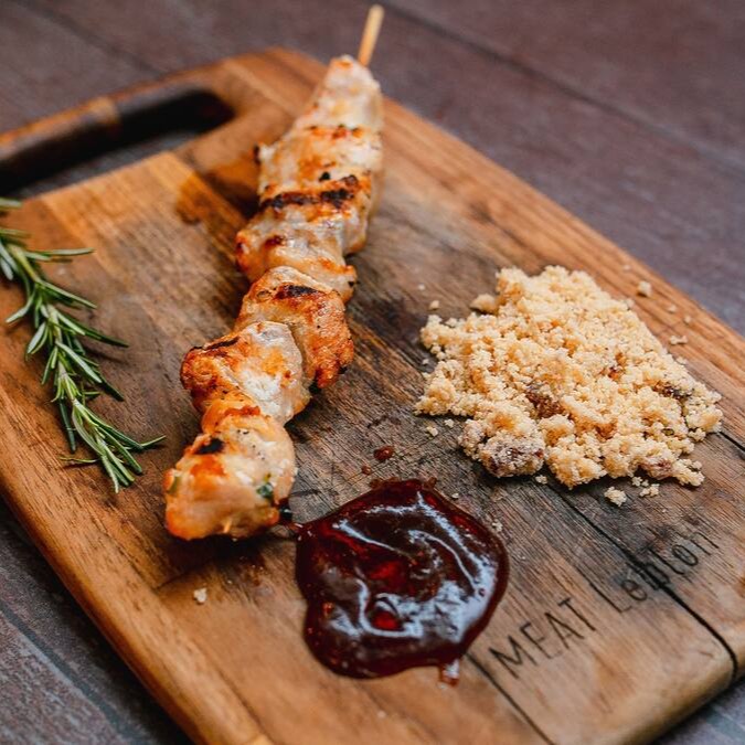 Espeto de frango com farofa de bacon e molho barbecue (aprox 100g).