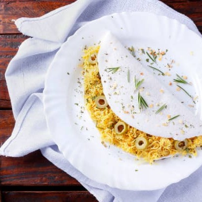 Delicie-se com o frango suculento, acompanhado de queijo coalho derretido e cebola, criando uma combinação irresistível de sabores.