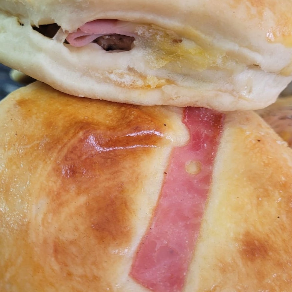 Massa pré assada com queijo mussarela mas presunto