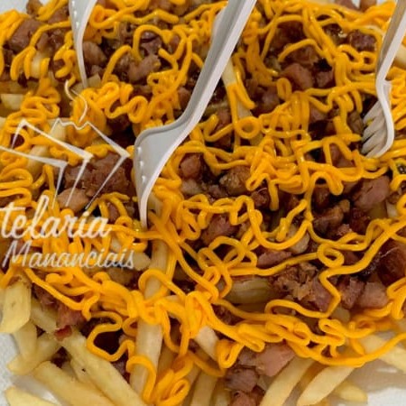 Porção Generosa de batata-frita Mccain palito com cobertura de Cheddar da marca Catupiry e muito bacon em cubo!!! Nossa batata campeã de vendas!