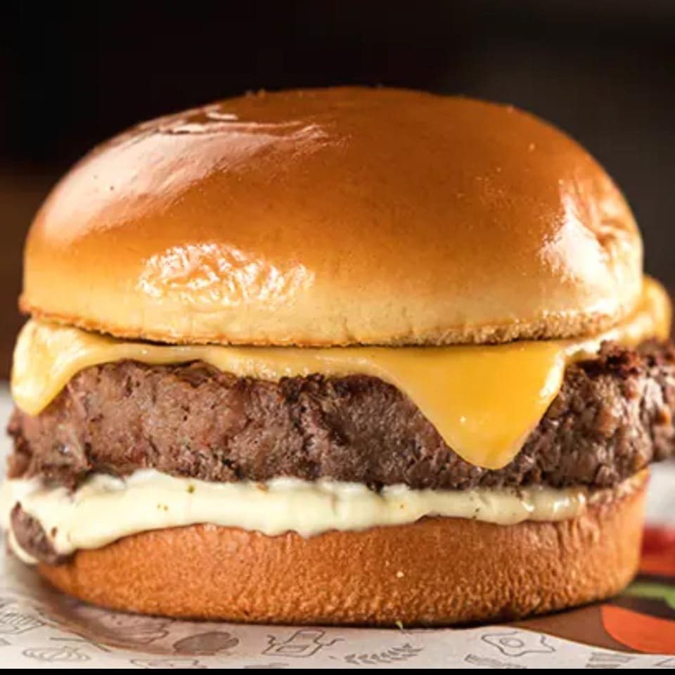 Descubra o sabor irresistível do nosso 'X-Burguer Picanha Suculenta'! Ele é composto por uma generosa fatia de picanha, a rainha das carnes, cuidadosamente selecionada e grelhada à perfeição para garantir uma suculência incomparável. Acompanhado de alface fresca e crocante, que proporciona um contraste refrescante, e complementado com uma generosa porção de maionese cremosa e ketchup, equilibrando e realçando os sabores. Tudo isso harmonicamente empilhado em um pão macio e fresco. Este hambúrguer é uma verdadeira explosão de sabor à primeira mordida.