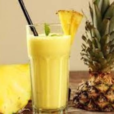 Delicie-se com nosso suco de abacaxi, com 300ml de pura refrescância. Preparado com abacaxis cuidadosamente selecionados para garantir um sabor inigualável, este suco é a pedida perfeita para quem busca uma opção saudável e revigorante. Ideal para quem quer se hidratar e, ao mesmo tempo, degustar um sabor tropical genuíno e vibrante. Este suco é uma das estrelas da nossa categoria 'Açaí, Vitaminas e Sucos'. Experimente e sinta-se revitalizado!