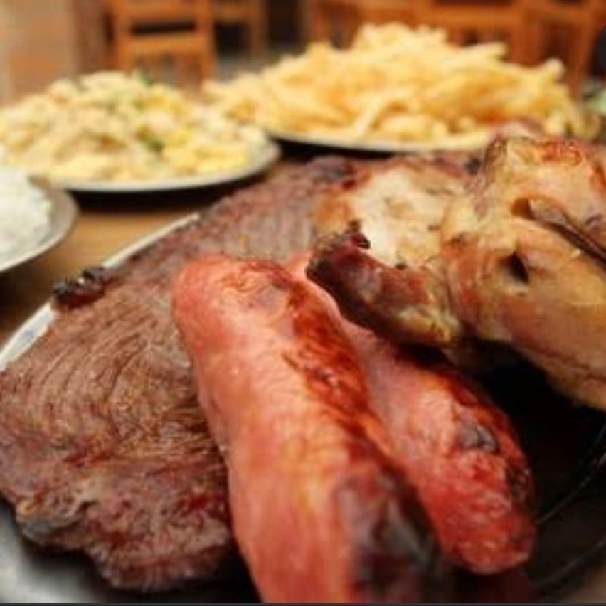 Acompanha arroz, batata frita, molho à campanha e farofa.