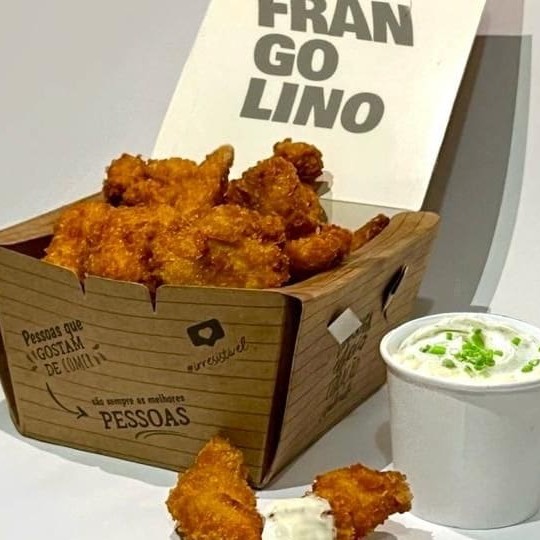 Aprox. 1kg do nosso delicioso frango frito sassami com um sabor e apaixonante, uma crocância inigualável por fora e suculência surreal por dentro. Acompanha 2 molhos de sua escolha.