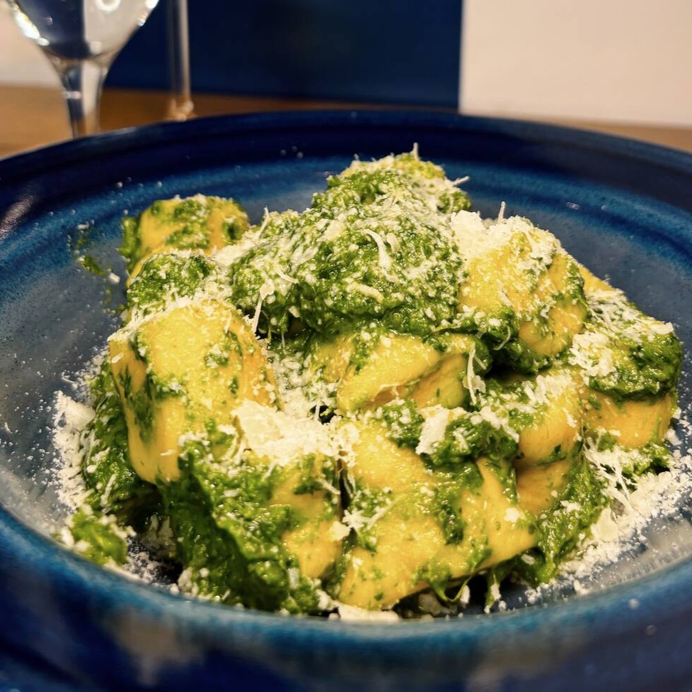 Descubra o sabor irresistível do nosso gnocchi artesanal, preparado com carinho e servido com um molho pesto fresco e aromático. Cada mordida é uma explosão de texturas e sabores, combinando a suavidade dos gnocchis com a intensidade do pesto.  *Imagem meramente ilustrativa.