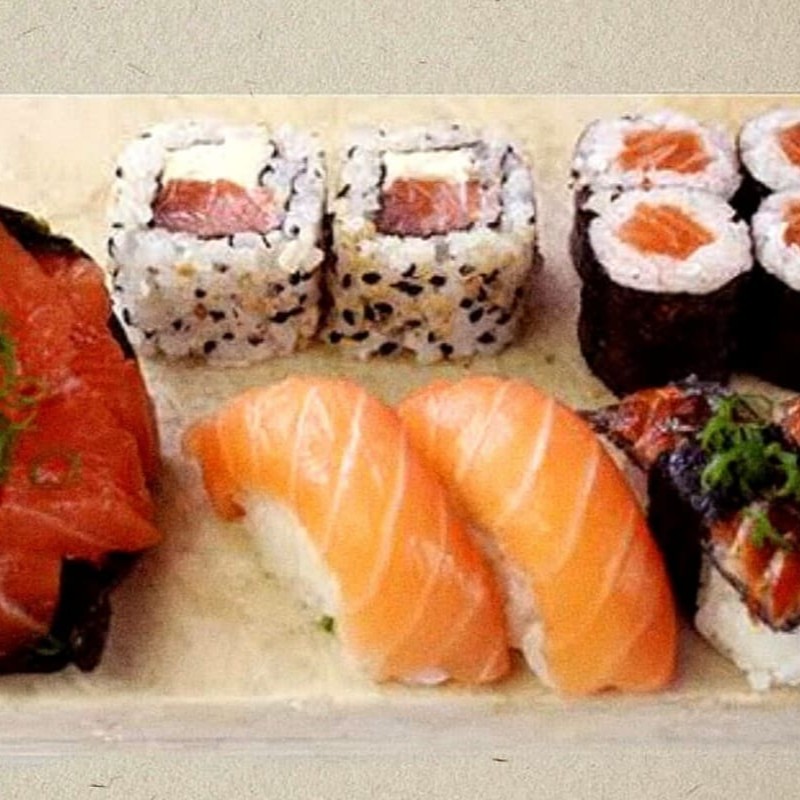 Uma seleção irresistível para os amantes da culinária japonesa:  - 1 Temaki de Salmão fresquinho e cremoso   - 2 Uramakis Philadelphia com salmão, cream cheese e toque especial   - 2 Hossomakis de Salmão delicadamente enrolados   - 2 Sushis Skin crocantes com pele de salmão grelhada   - 2 Sushis de Salmão com cortes nobres e sabor suave    Ideal para quem busca variedade, frescor e sabor em cada mordida. Perfeito para compartilhar ou se presente  Ideal para quem busca uma experiência cremosa, sofisticada e cheia de sabor. Perfeito para qualquer momento!