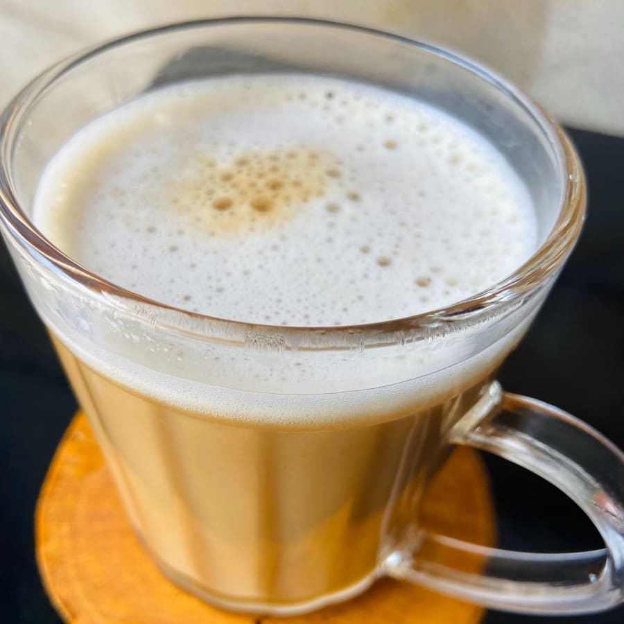 Café espresso, leite de aveia e calda de laranja artesanal. *Contém açúcar.