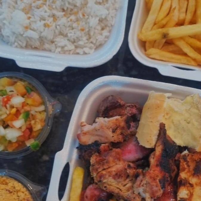 Apresentamos o nosso 'Combo Churrasco Misto na Brasa', uma seleção especial para amantes de um bom churrasco. Este prato combina suculentos cortes de carne bovina, frango, linguiça saborosa e coração, todos cuidadosamente grelhados na brasa para realçar seus sabores autênticos. Acrescentamos o nosso famoso pão de alho, crocante por fora e macio por dentro. Esse fascinante combo é harmoniosamente acompanhado de arroz soltinho, farofa crocante, um molho caseiro divino e batatas fritas douradas e sequinhas. Ideal para compartilhar, este prato promete proporcionar uma experiência gastronômica incrível. Desfrute deste momento conosco!