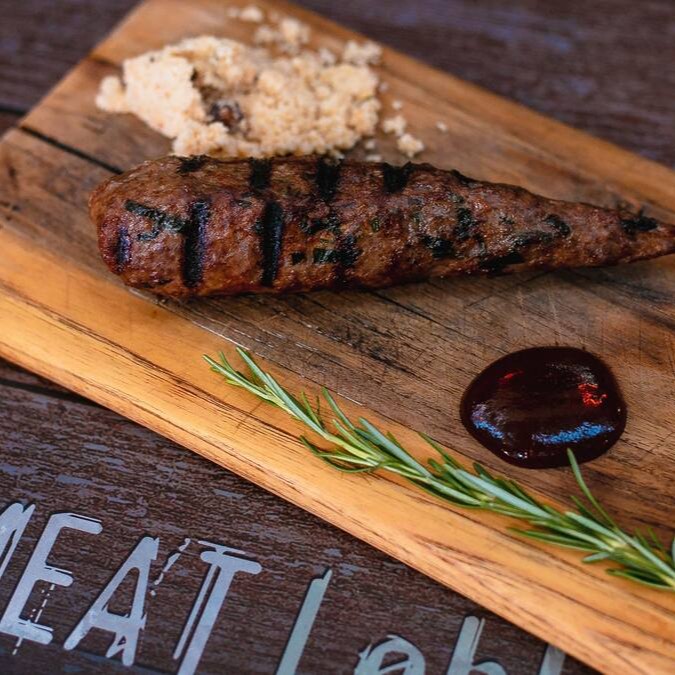 Deliciosa kafta temperada e recheada com queijo(aprox 100g).
acompanha farofa de bacon  e molho barbecue.