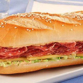 Pão francês, salaminho, queijo prato, creme cheese e rúcula