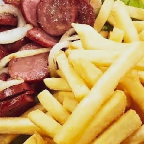 Sob o título de 'Linguiça Calabresa Acebolada com Fritas', apresentamos um prato icônico de nosso Cardápio Promocional. Este prato é uma combinação harmoniosa e saborosa de linguiça calabresa suculenta, fritas crocantes e cebola dourada ao ponto. Acompanhado de um arroz soltinho, feijão caseiro bem temperado e farofa crocante para finalizar com chave de ouro. Uma refeição que promete saciar seu apetite e encantar seu paladar com a genuína culinária brasileira. Experimente e surpreenda-se!