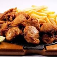 Frango a passarinho dourado e crocante, servido com batata frita, cheddar cremoso, mussarela derretida e bacon crocante. Uma porção generosa e irresistível para compartilhar e se deliciar!