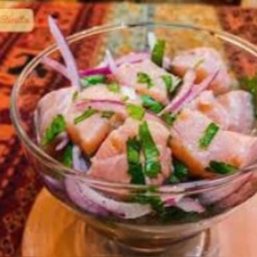 Cubos de salmão marinado no limão, cebola roxa e cebolinha