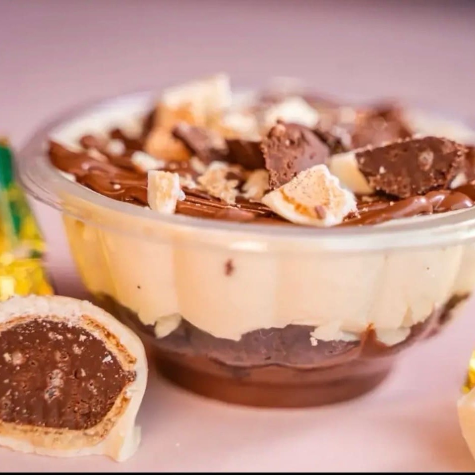 Pote 300ml. Delicioso brigadeiro meio amargo e um irresistível brigadeiro com pedaços de bombom de Ouro Branco.