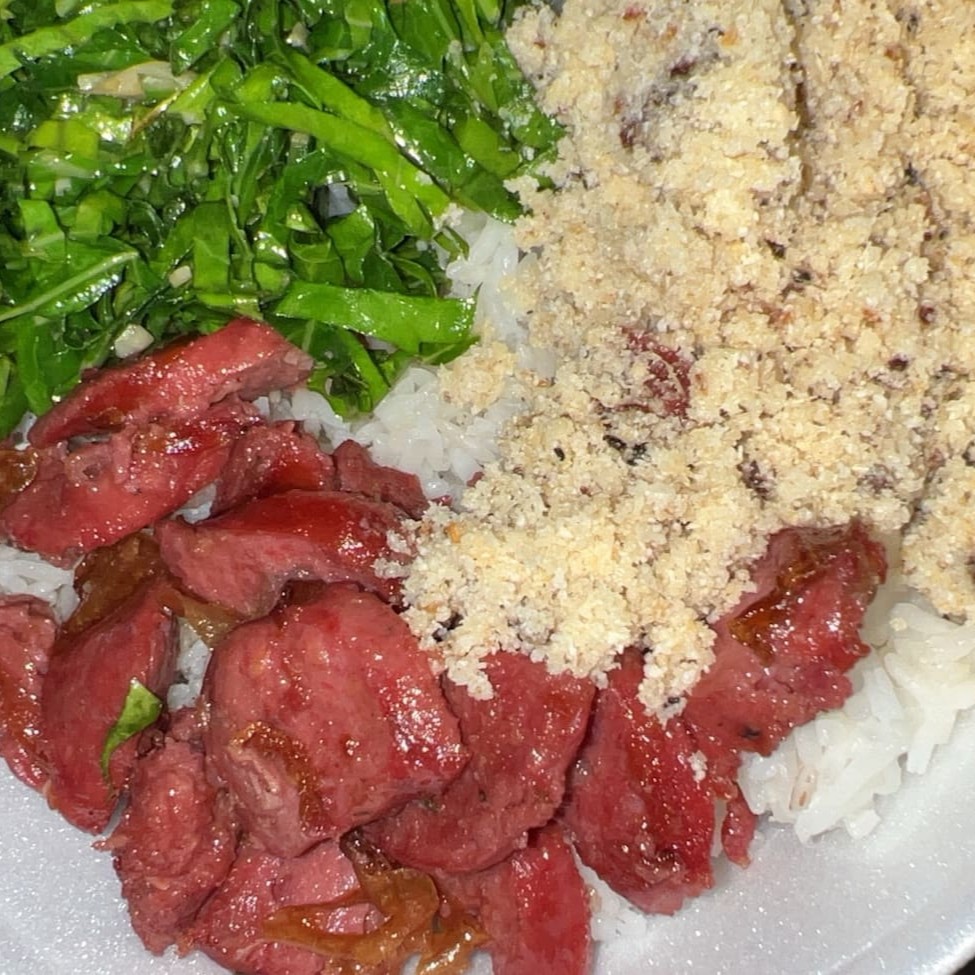 Acompanha arroz, feijão, farofa e couve.