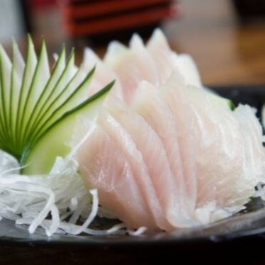 Filet de peixe branco cortado em fatias