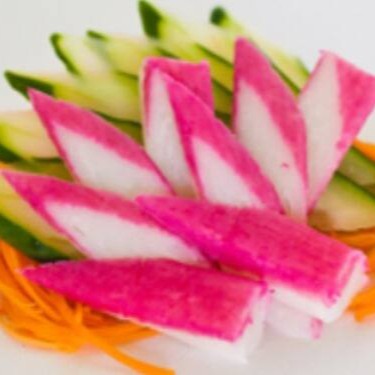 Fatias delicadas de kani, com sabor suave e textura macia, proporcionando uma experiência leve e refrescante. Ideal para quem prefere sashimis mais suaves, essa opção traz um toque adocicado característico do kani, perfeito para quem está começando a explorar a culinária japonesa. Servido fresco e cortado com precisão, é uma escolha equilibrada que agrada a todos os paladares.