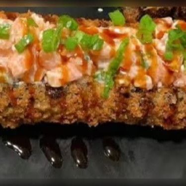 Enrolado de arroz empanado, cream cheese, atum, cebolinha, teriaki e gergelim