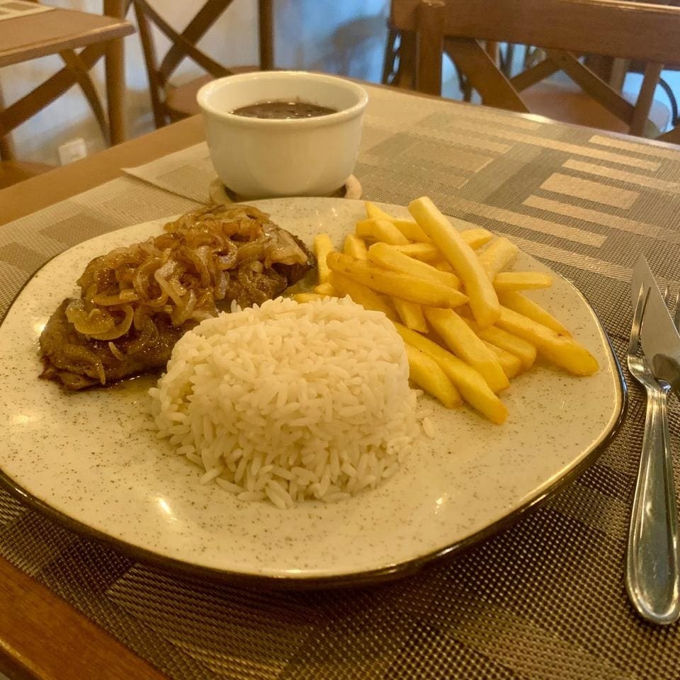 Arroz + batata frita ou palha + feijão