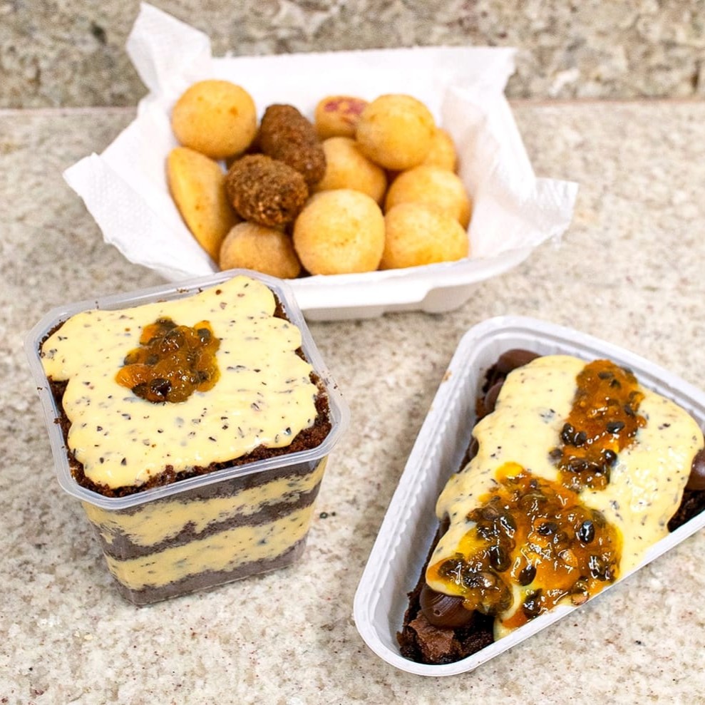 Neste combo você leva 20 salgados sortidos + Bolo de pote maracujá + fatia Brownie de maracujá