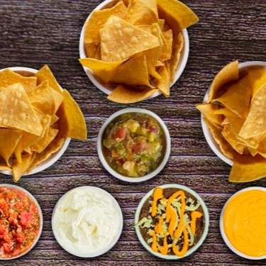 Crocantes Tortilhas de Milho fritas (210g) acompanhando: 6 Molhos de 140 ml cada : Salsa, Sour Cream, Guacamole e mais 2 Molhos de 250 : Chilli Beans e Cheddar