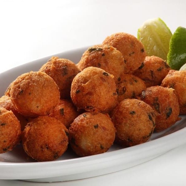 Nossos deliciosos bolinhos de bacalhau, crocante por fora e macio por dentro.
