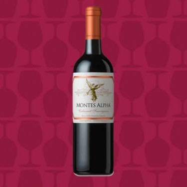 "Verdadeiro clássico da América do Sul, o Montes Alpha foi o primeiro grande tinto chileno, inspirado nos melhores vinhos de Bordeaux. Foi eleito o ""melhor Bordeaux chileno"" pela revista Decanter, e equivale em qualidade a um ""cru bourgeois"" de preço três ou quatro vezes maior! Concentrado e refinado, com muita estrutura, camadas e mais camadas de fruta madura e um elegante final de boca. Um vinho excelente, de imbatível relação qualidade/preço.  Uva Cabernet Sauvignon (90%) e Merlot (10%)  Teor Alcoólico 14,5  Temperatura De Serviço 16 a 18c"